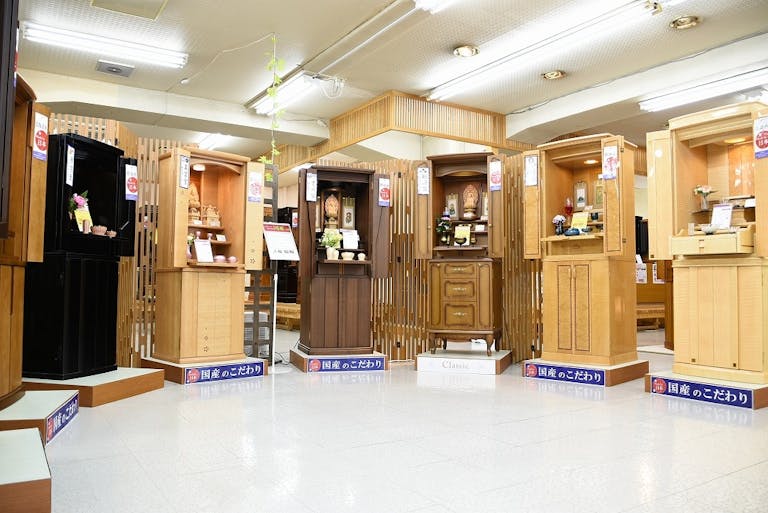 店舗入り口には500種類以上のお線香やお香・ローソクが並びます