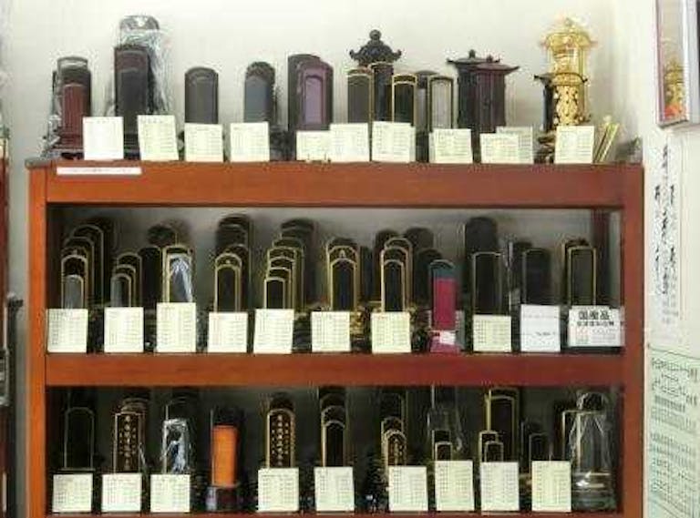 伝統の技が生きる会津塗りの位牌をはじめモダン位牌など多数展示