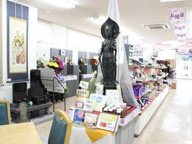 仏壇・仏具から墓石・仏事小物まで種類ごとに見やすく展示された店内