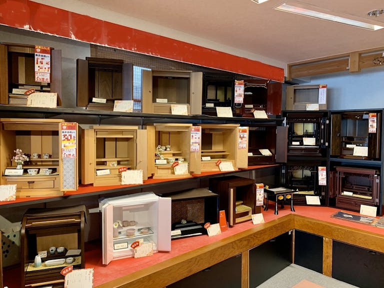 上置きタイプのお仏壇はバラエティに富んだ品揃えです