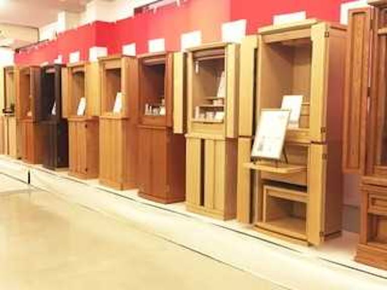 洋室にも合う人気の家具調仏壇を種類豊富に取り揃えています
