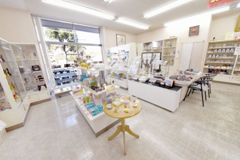 明るい店内、見やすく選びやすい商品展示