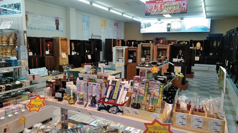 大型仏壇から仏具や仏事小物まバラエティに富んだ品揃えの店内