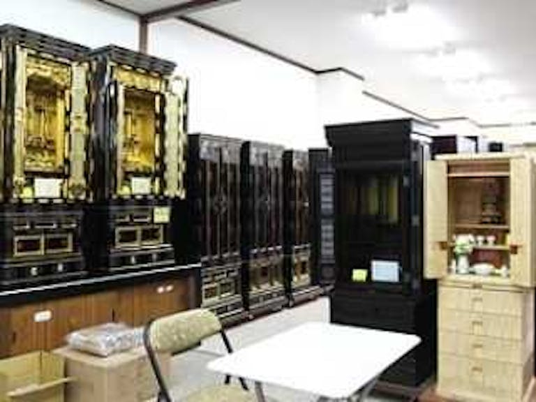 金仏壇からモダンな家具調仏壇まで豊富な品揃えの店内
