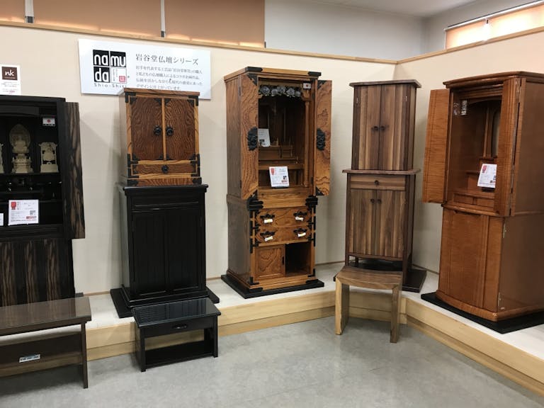 店内にはゆっくりくつろげるソファとテーブルをご用意