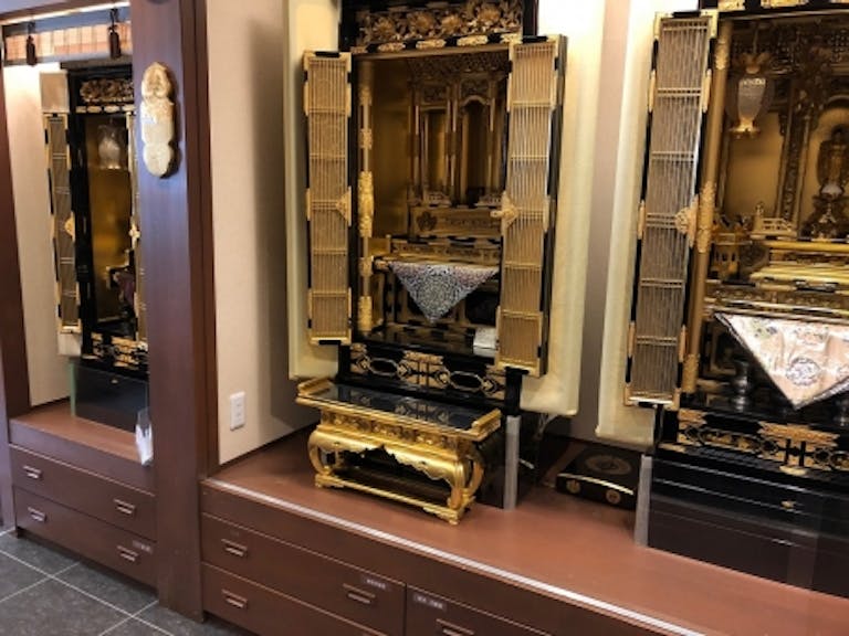 京都伝統の金仏壇を品数豊富に展示