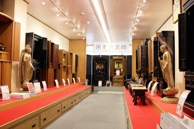 お仏壇から仏具まで種類ごとに見やすく展示された明るい店内