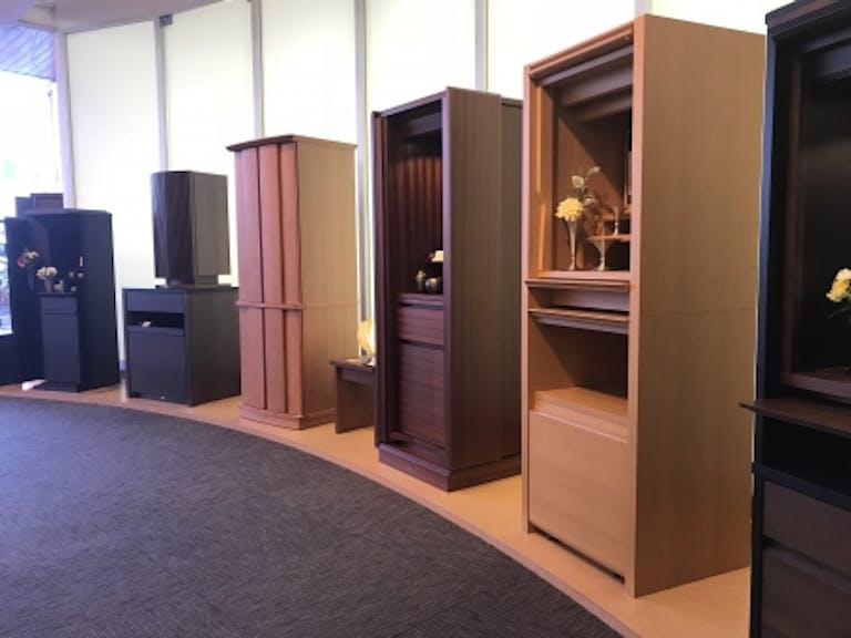 仏壇コーナー横にはゆっくりくつろげるイスとテーブルをご用意