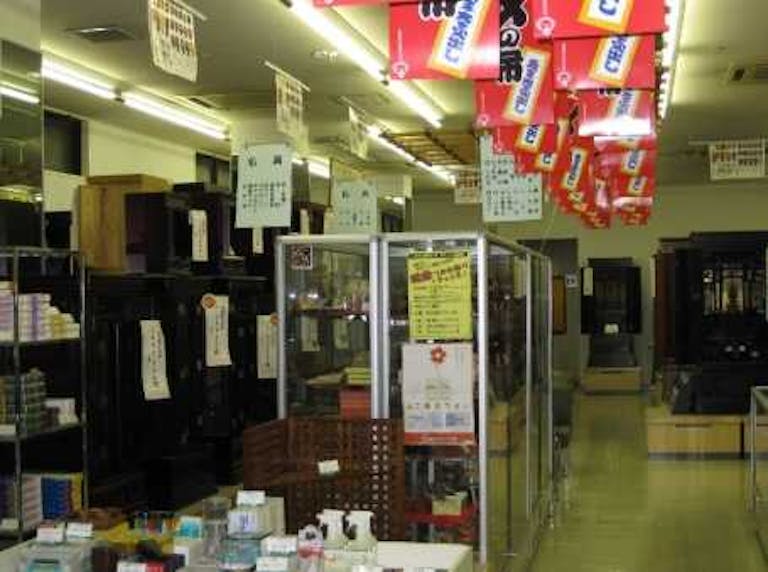 仏壇・仏具から線香・神具・数珠など豊富な品揃えの店内
