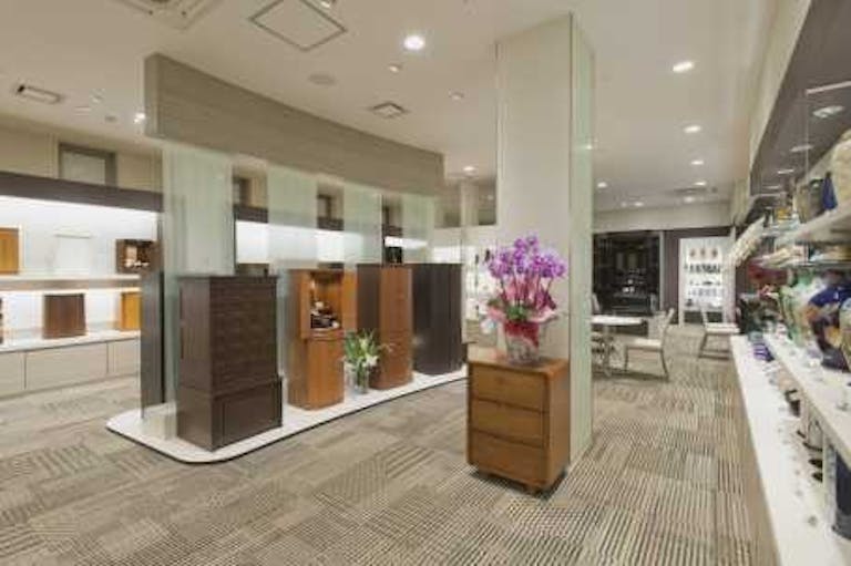 モダンな家具調仏壇がゆったりとレイアウトされた店内