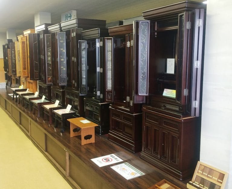 伝統的な金箔仏壇は専門店ならではの豊富な品揃えです