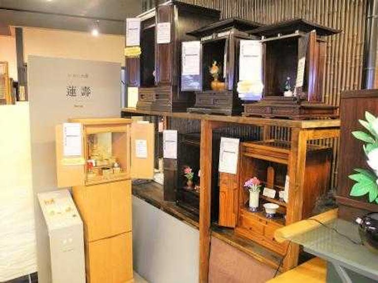 コンパクトで置き場所に困らない上置き仏壇の展示コーナー