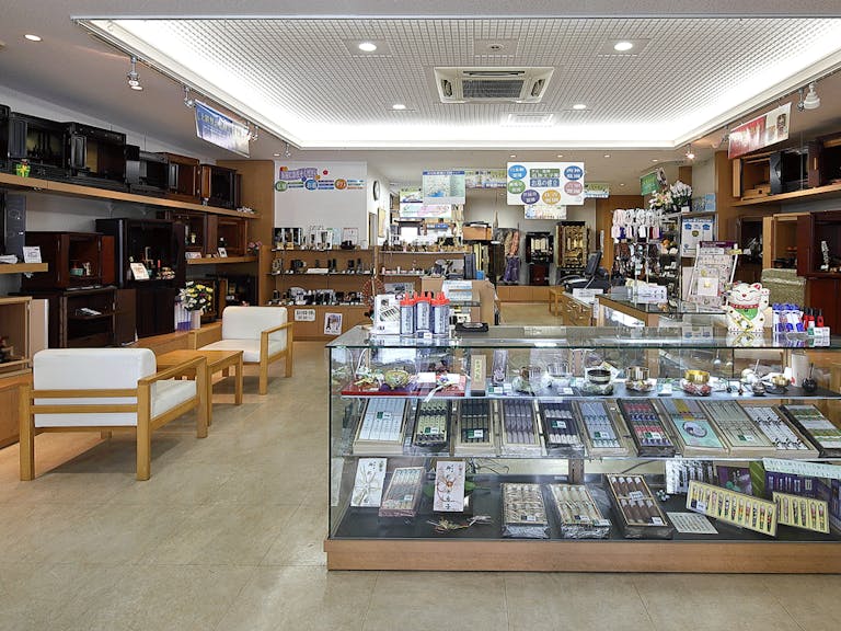 仏壇・仏具から季節の商品まで揃った明るくて整理整頓された店内
