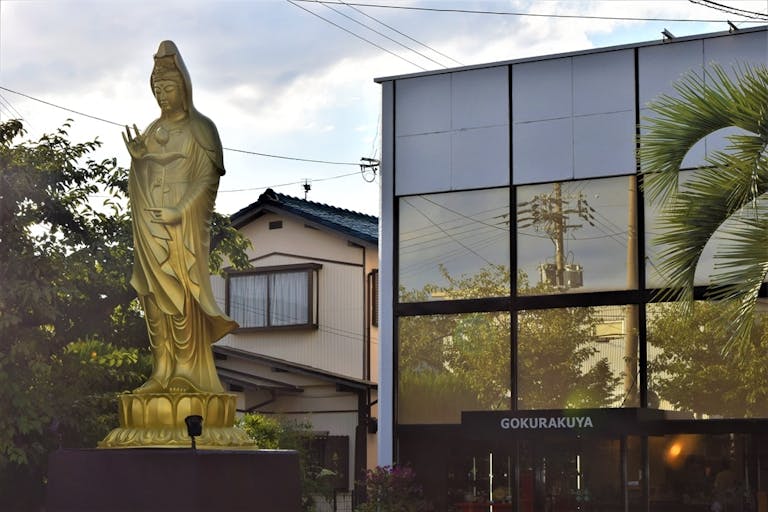 様々なデザインの現代仏壇・現代仏具が展示された店内