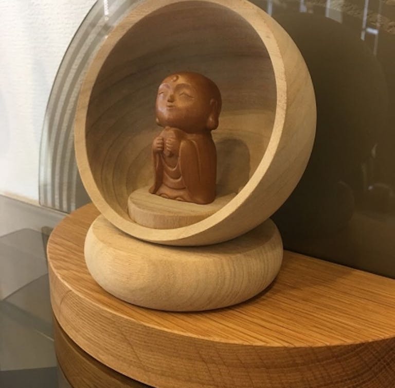 現代仏壇・現代仏具に特化した品揃えの店内
