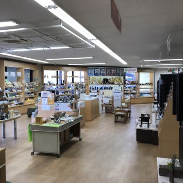 仏壇・仏具・小物類まですっきりと展示された明るい店内