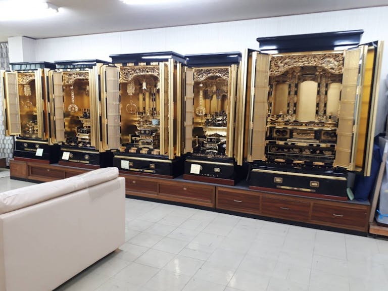 金仏壇を種類豊富に展示