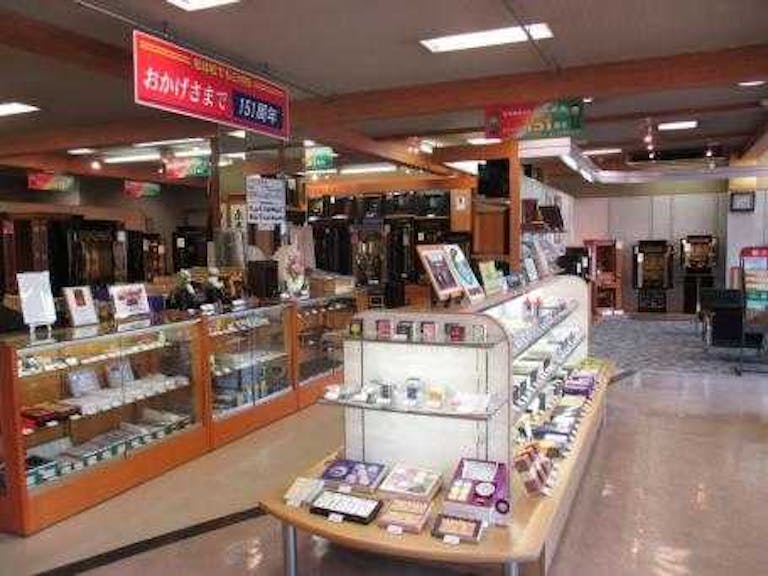 お仏壇から仏事小物まで豊富に揃う広々とした店内