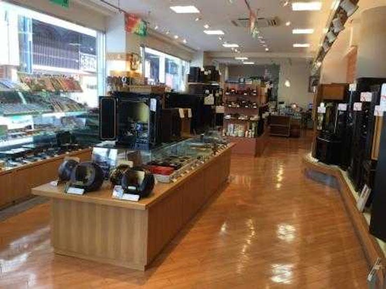総ガラス張りの明るい店内には仏壇・仏具が見やすく展示されています