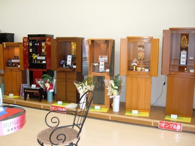 金箔が美しい伝統的な金仏壇の展示コーナー