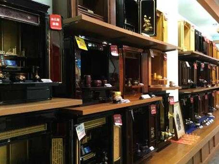 コンパクトで置き場所に困らない上置き仏壇の展示コーナー