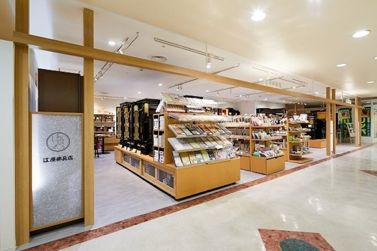 店内にはインテリアに最適な小さなお仏壇がたくさん展示