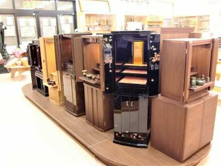 標準型のモダン仏壇が展示された明るい１階フロアー