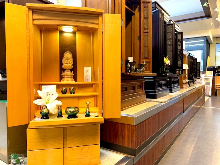 洋室にも合わせやすい家具調のお仏壇も充実した品揃えです