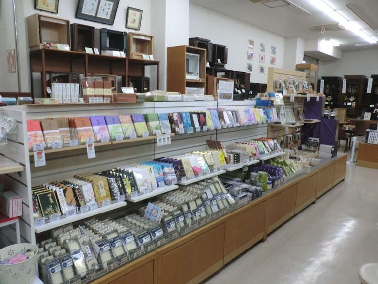 店内は仏壇・仏具が豊富に取り揃えられています