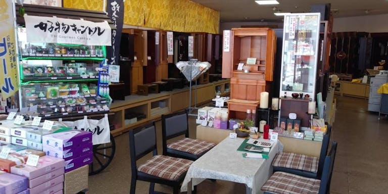 店内には仏壇・仏具が豊富な品揃え