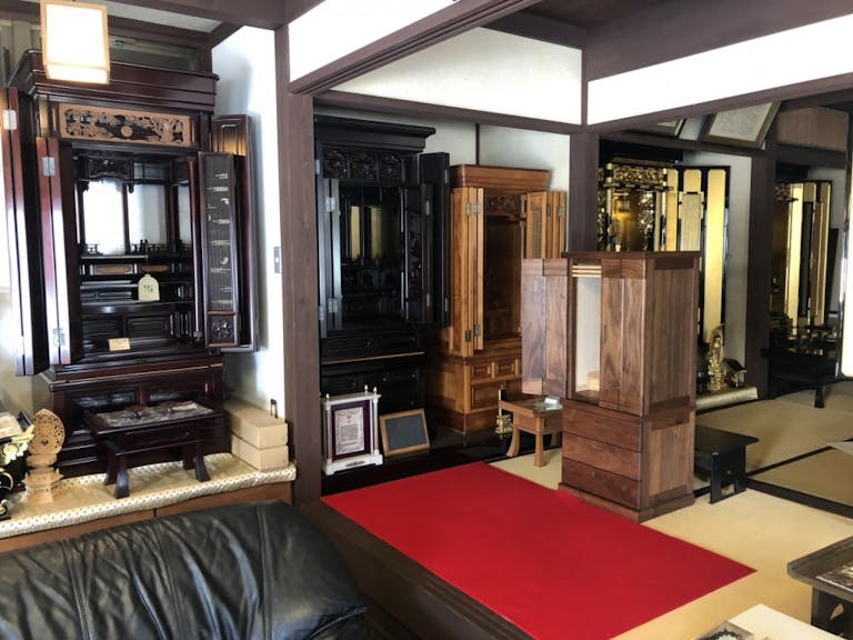 伝統的な唐木仏壇を種類豊富に展示