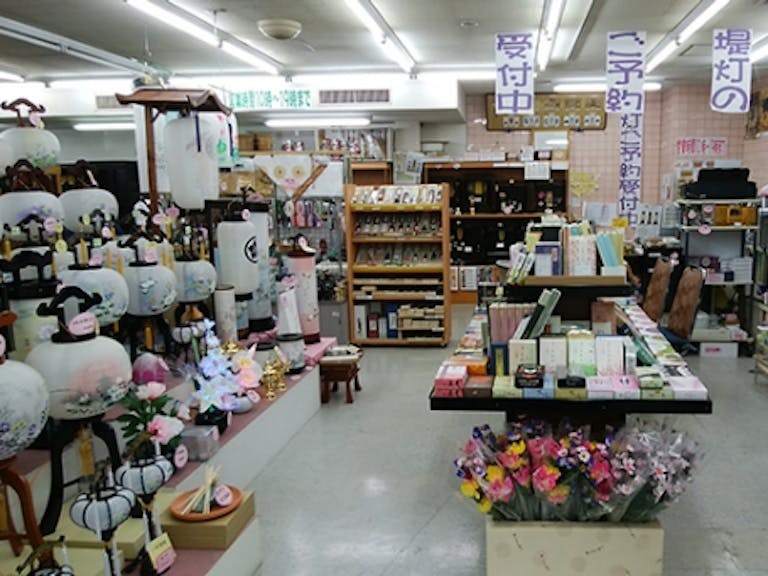 仏壇のほか線香・ローソク・念珠・盆提灯など豊富に展示された店内