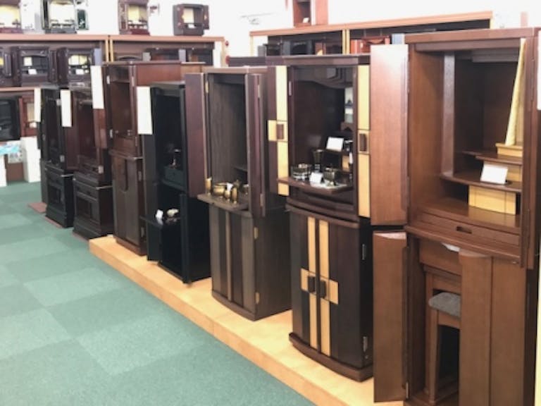 落ち着いた色合いの家具調仏壇
