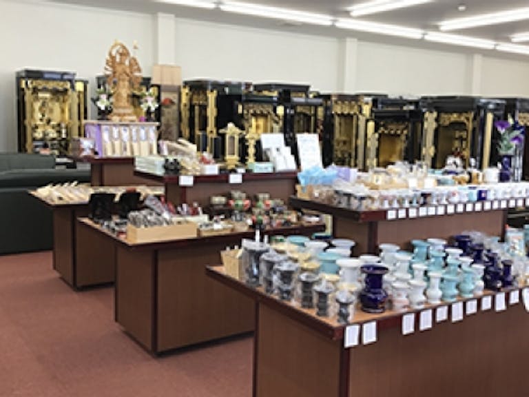 金仏壇から仏像・仏具までバラエティー豊かな品揃えの店内