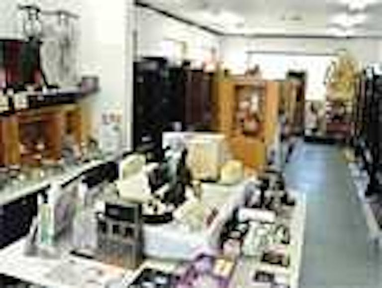 仏壇から仏具・墓石まで豊富な品揃えの店内