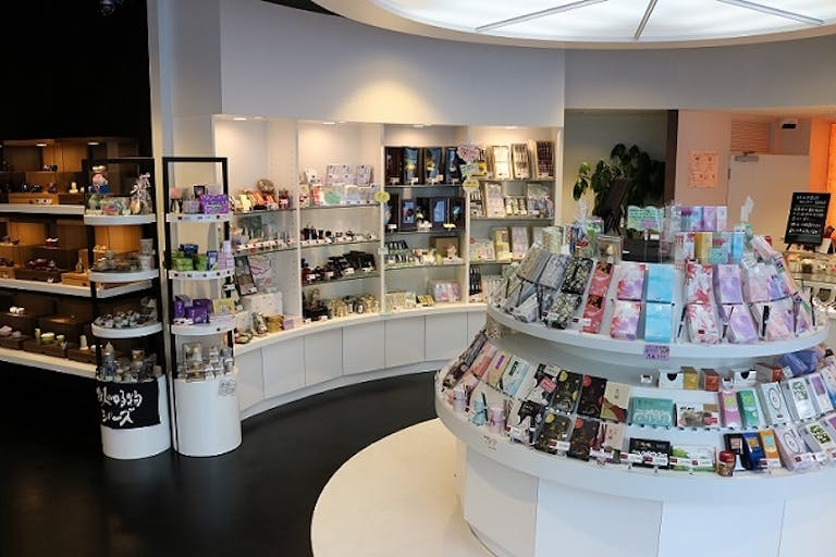 豊富なインテリア仏壇が展示された店内にはゆったりしたソファも完備