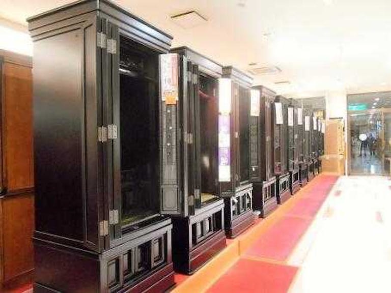 落ち着いた雰囲気の伝統仏壇がずらりと並びます
