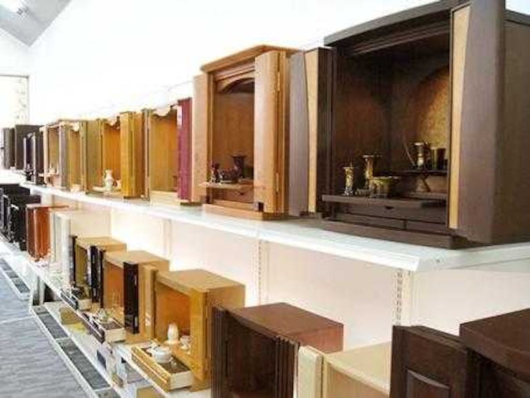 置き場所に困らないコンパクトな上置き型お仏壇がずらりと並ぶコーナー