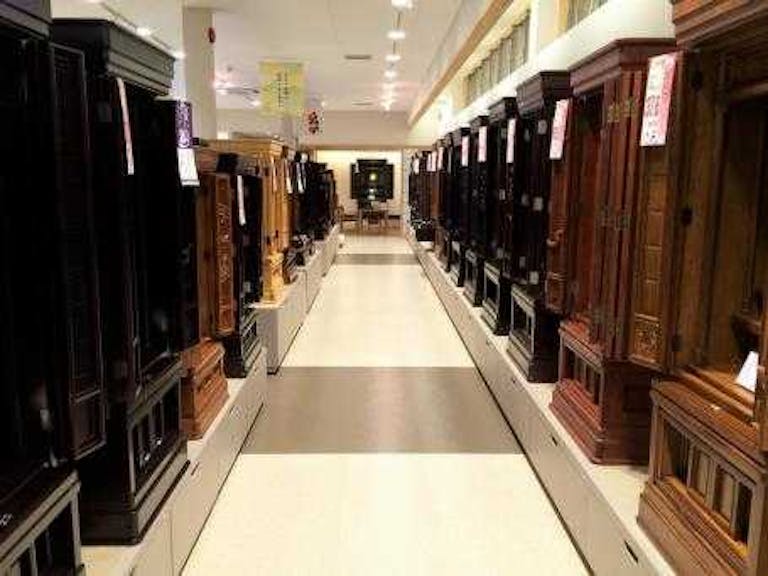 伝統仏壇からモダン仏壇まで種類豊富に展示された明るい店内
