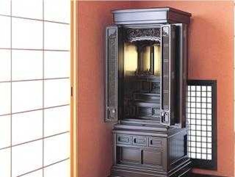 木目が美しい重厚な雰囲気の伝統型唐木仏壇