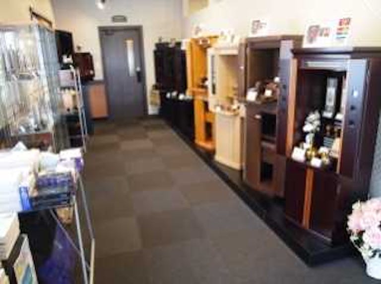 お仏壇から仏具まで種類ごとに見やすく展示された店内