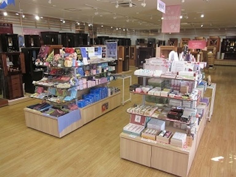 仏壇や仏具・小物など種類ごとに見やすく展示された店内