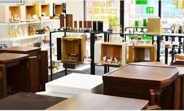 様々なタイプの仏壇や仏具が展示された明るい店内