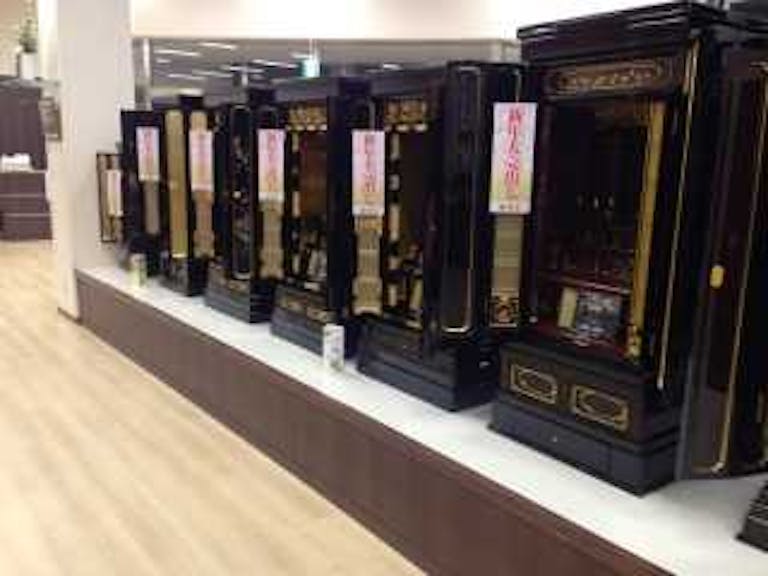 広い店内はお仏壇の種類ごとに見やすく展示されています