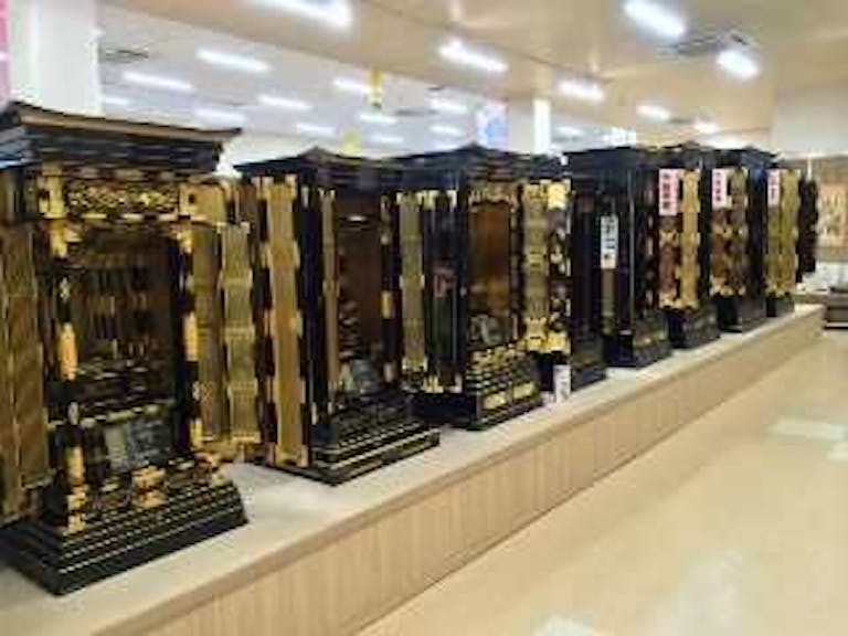 重厚な雰囲気の金仏壇コーナー