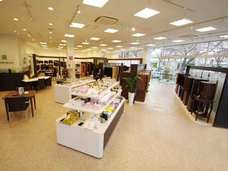 伝統型の仏壇から現代風の仏壇までゆったりと展示された明るい店内
