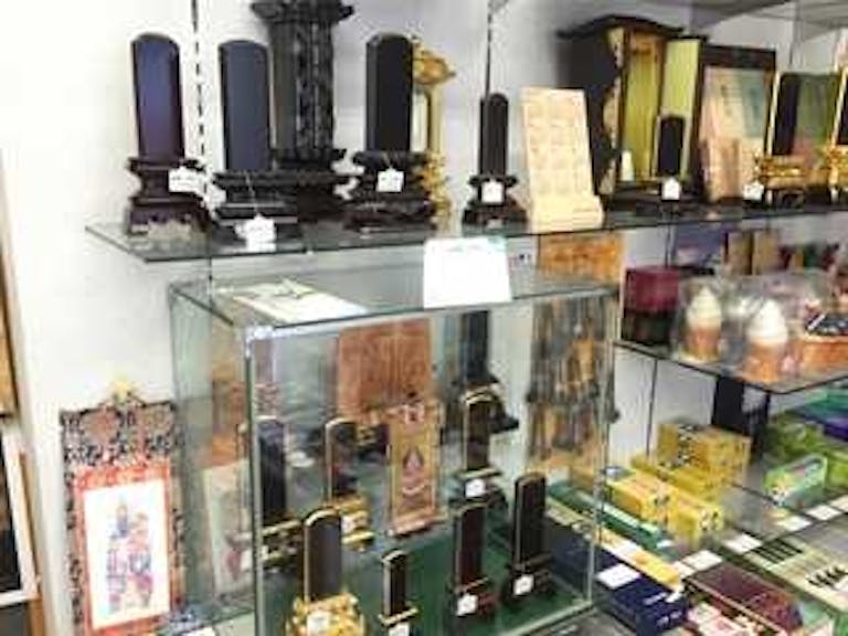 大小様々なタイプを展示したお位牌のコーナー