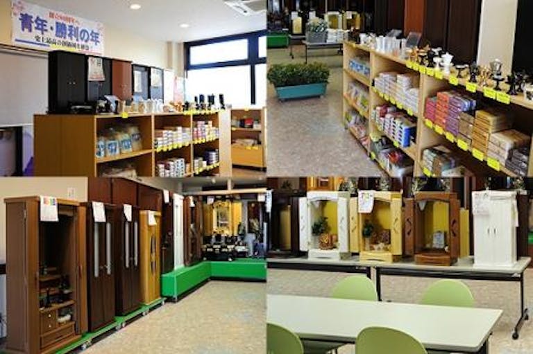 明るい店内にはお仏壇のほか仏具やお線香なども多数ご用意