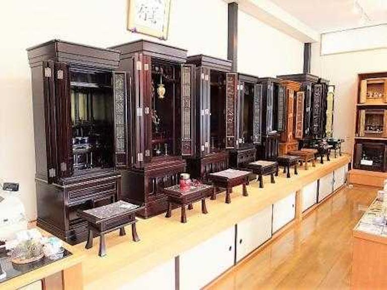唐木仏壇は床置きタイプからコンパクトな上置き型まで多数展示
