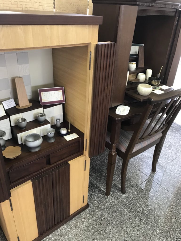 洋室にも合うモダン仏壇に特化した品揃えの店内